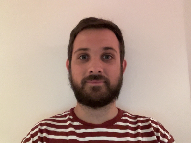 Face of Alex that looks at the mouse pointer